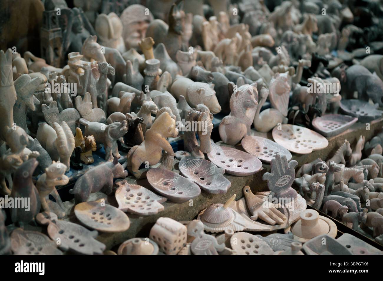 Figurines animales en pierre sculptées à la main à vendre sur le sentier de montagne, vallée de l'Ourika, Maroc Banque D'Images