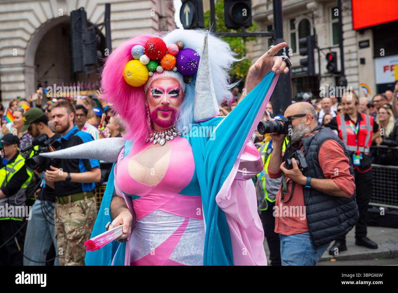 Drag Queen dans une robe de drapeau trans à Pride à Londres 2025 Banque D'Images