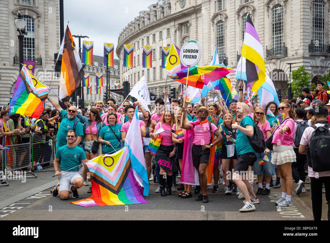 Groupe de marche avec des drapeaux de progrès à la Pride à Londres 2025 Banque D'Images