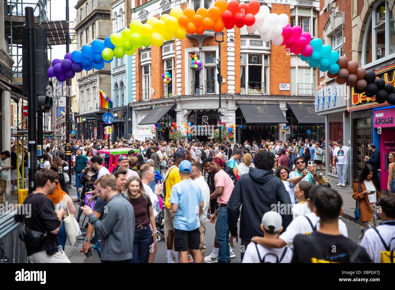 Wardour Street à Soho rempli de gens assistant à la Pride à Londres 2025 Banque D'Images