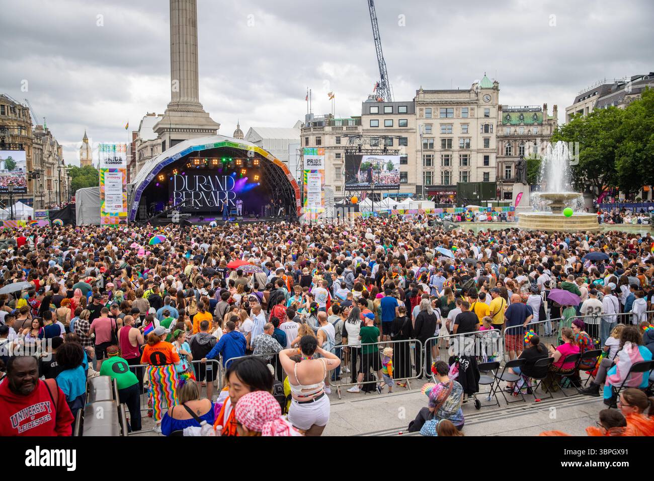 Vue générale de Trafalgar Square pendant Pride à Londres 2025 Banque D'Images
