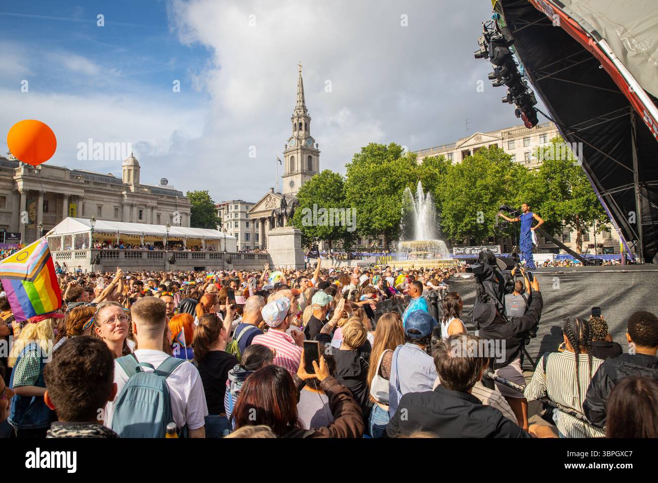 Vue générale de Trafalgar Square pendant Pride à Londres 2025 Banque D'Images