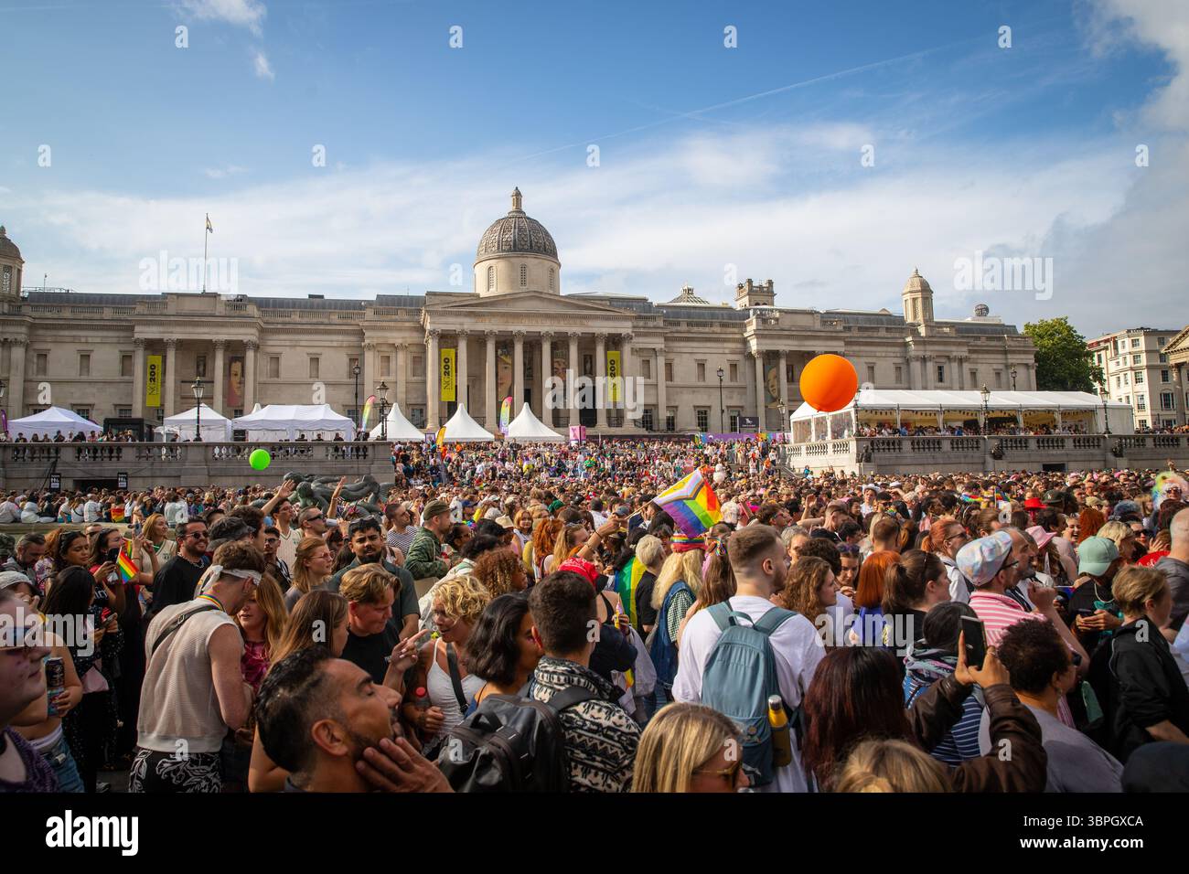 Vue générale de Trafalgar Square pendant Pride à Londres 2025 Banque D'Images