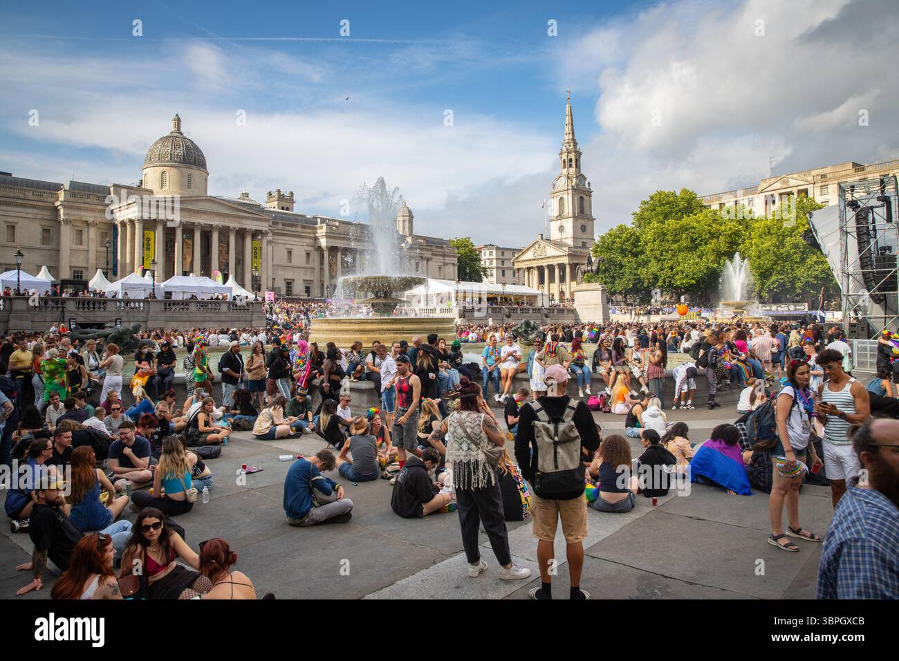 Vue générale de Trafalgar Square pendant Pride à Londres 2025 Banque D'Images