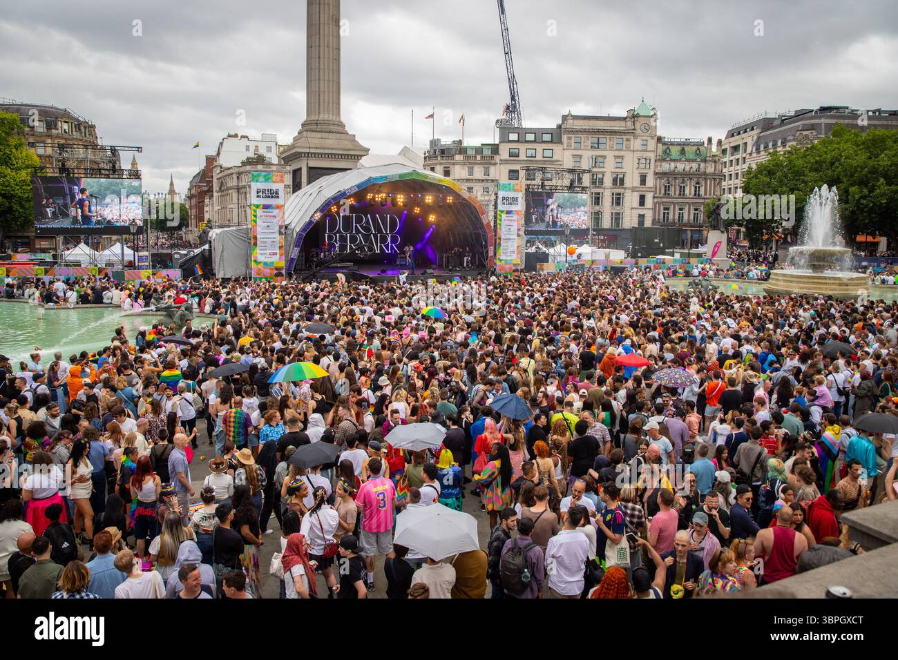 Vue générale de Trafalgar Square pendant Pride à Londres 2025 Banque D'Images