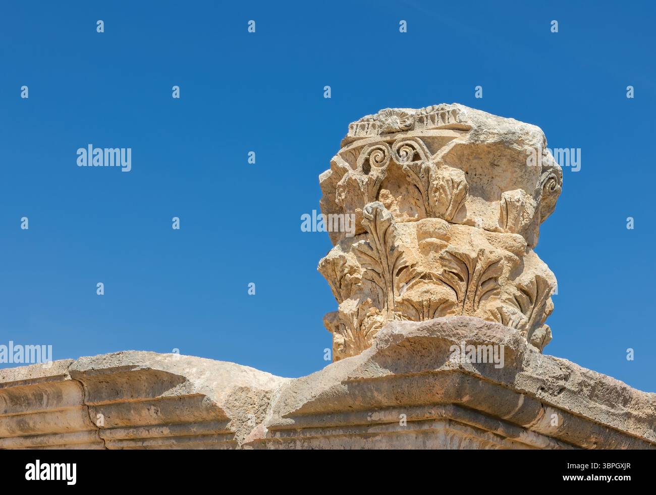 Gros plan des détails classiques de la colonne Corinthienne au centre des ruines romaines de Jerash. Jordanie. Banque D'Images