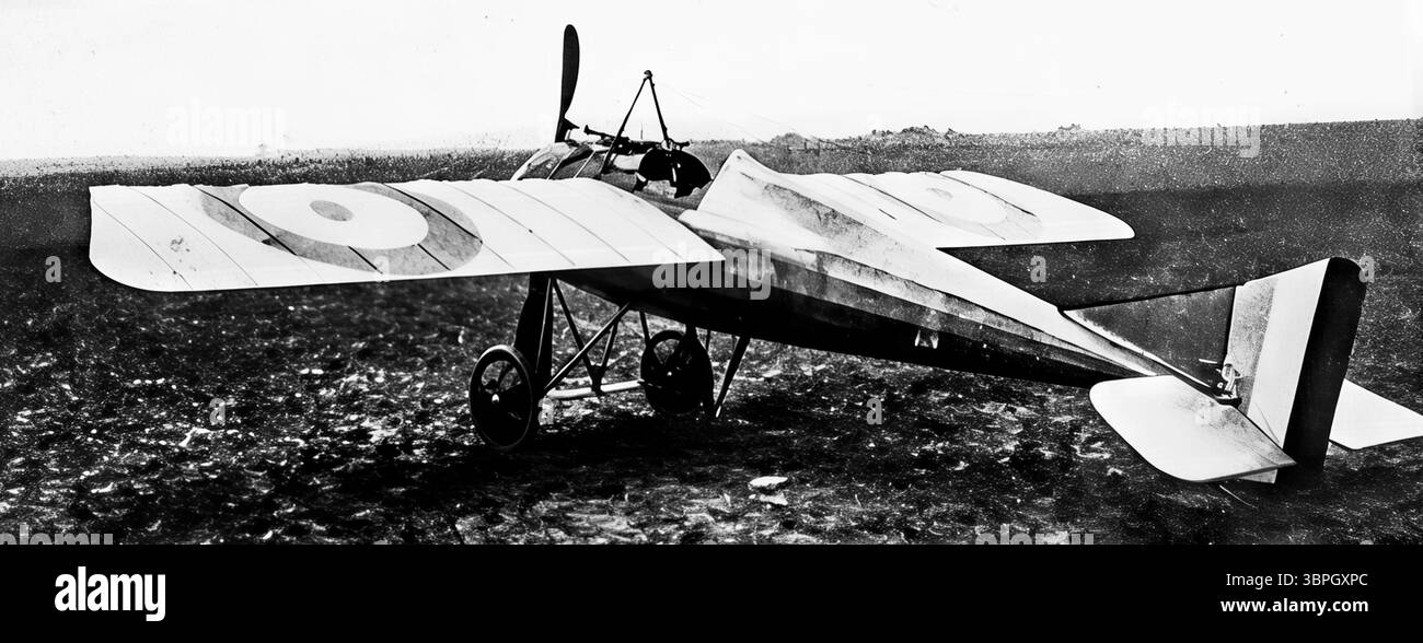 Monoplan Morane-Saulnier utilisé par les aviateurs français Garros et Gilbert pendant la première Guerre mondiale. Équipé d'une mitrailleuse fixe tirant à travers l'hélice à l'aide d'un système de déflecteur métallique. Cette innovation est antérieure à l'engrenage de synchronisation Fokker. Photo tirée de L'illustration, 1916, montrant les premières techniques de combat aérien pendant la première Guerre mondiale. Banque D'Images