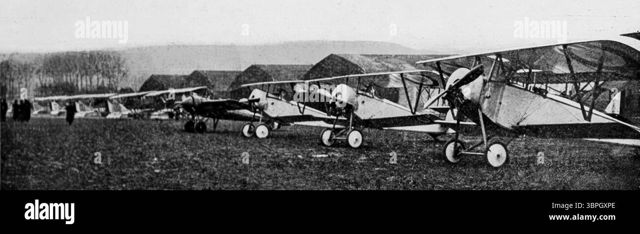 Escadron de chasse français de la première Guerre mondiale, 1916 : trois biplans Nieuport rapides au premier plan, un monoplan Morane-Saulnier derrière, et des biplans de reconnaissance Maurice Farman plus loin en arrière. Photographié sur un aérodrome militaire au début de la phase de combat aérien de la guerre. Publié dans L'illustration, 12 février 1916, documentant les capacités aériennes croissantes de la France dans un contexte d'intensification du conflit sur le front occidental. Banque D'Images