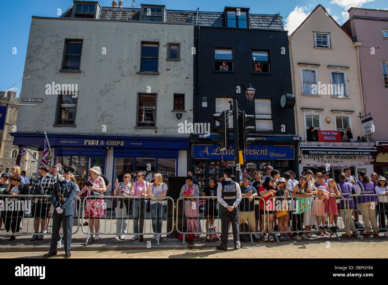 Windsor, Royaume-Uni. 8 juillet 2025. Les Wellwishers attendent un cortège de calèche amenant le président Emmanuel Macron au château de Windsor dans le cadre de sa visite d'État au Royaume-Uni. Le président Macron et son épouse Brigitte Macron séjourneront au château de Windsor lors de leur visite en tant qu’invités du roi Charles III et de la reine Camilla. Il s’agit de la première visite d’État de ce type depuis 17 ans. Crédit : Mark Kerrison/Alamy Live News Banque D'Images
