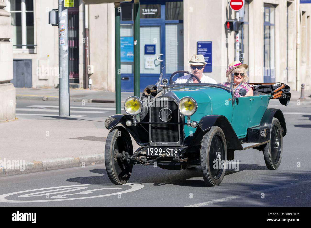 Nancy, France - vue sur un Mathis type P vert conduisant dans une rue. Banque D'Images