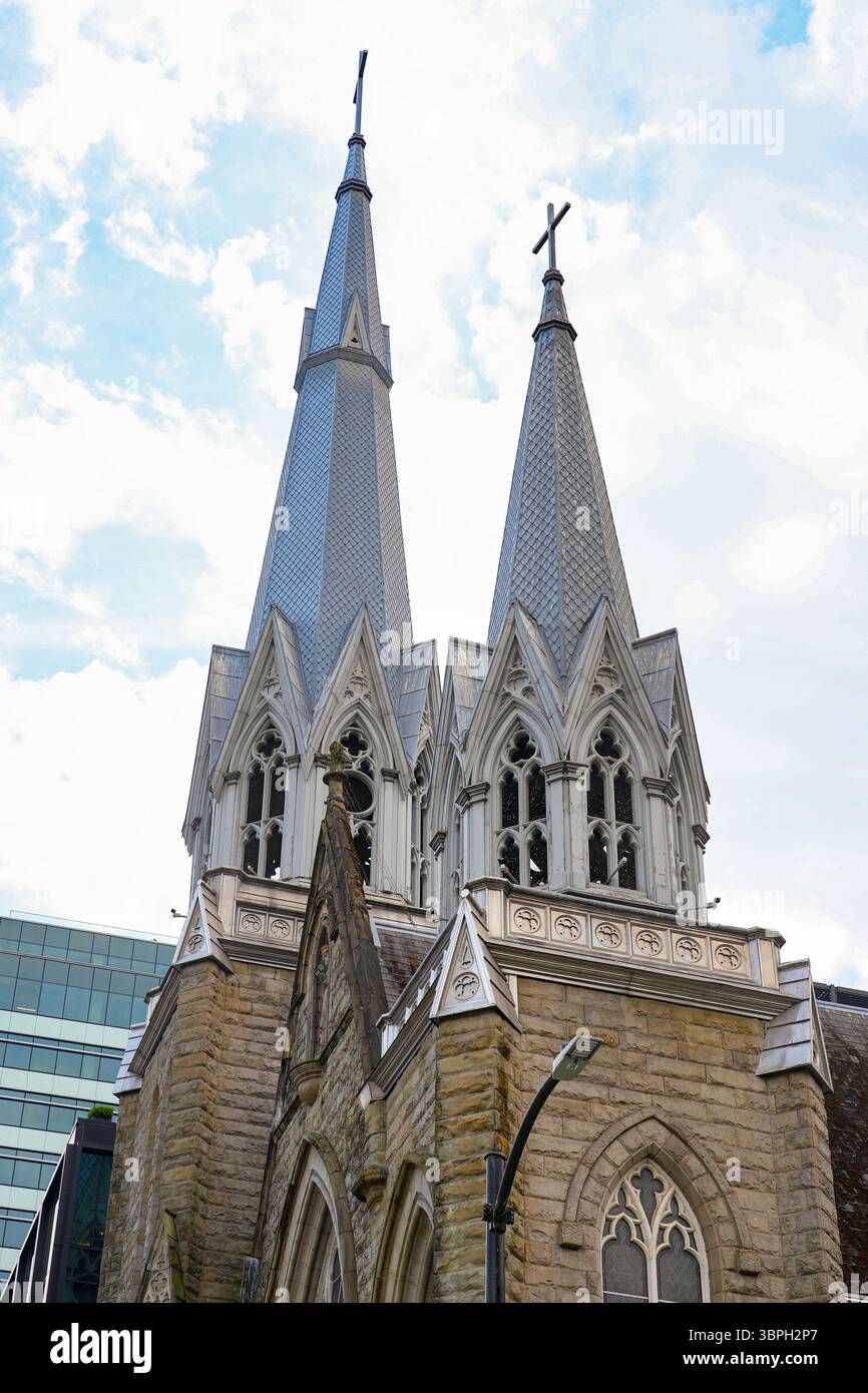 Clochers asymétriques de la cathédrale métropolitaine de notre-Dame du Saint Rosaire alias la cathédrale du Saint Rosaire dans le centre-ville de Vancouver, British Colum Banque D'Images