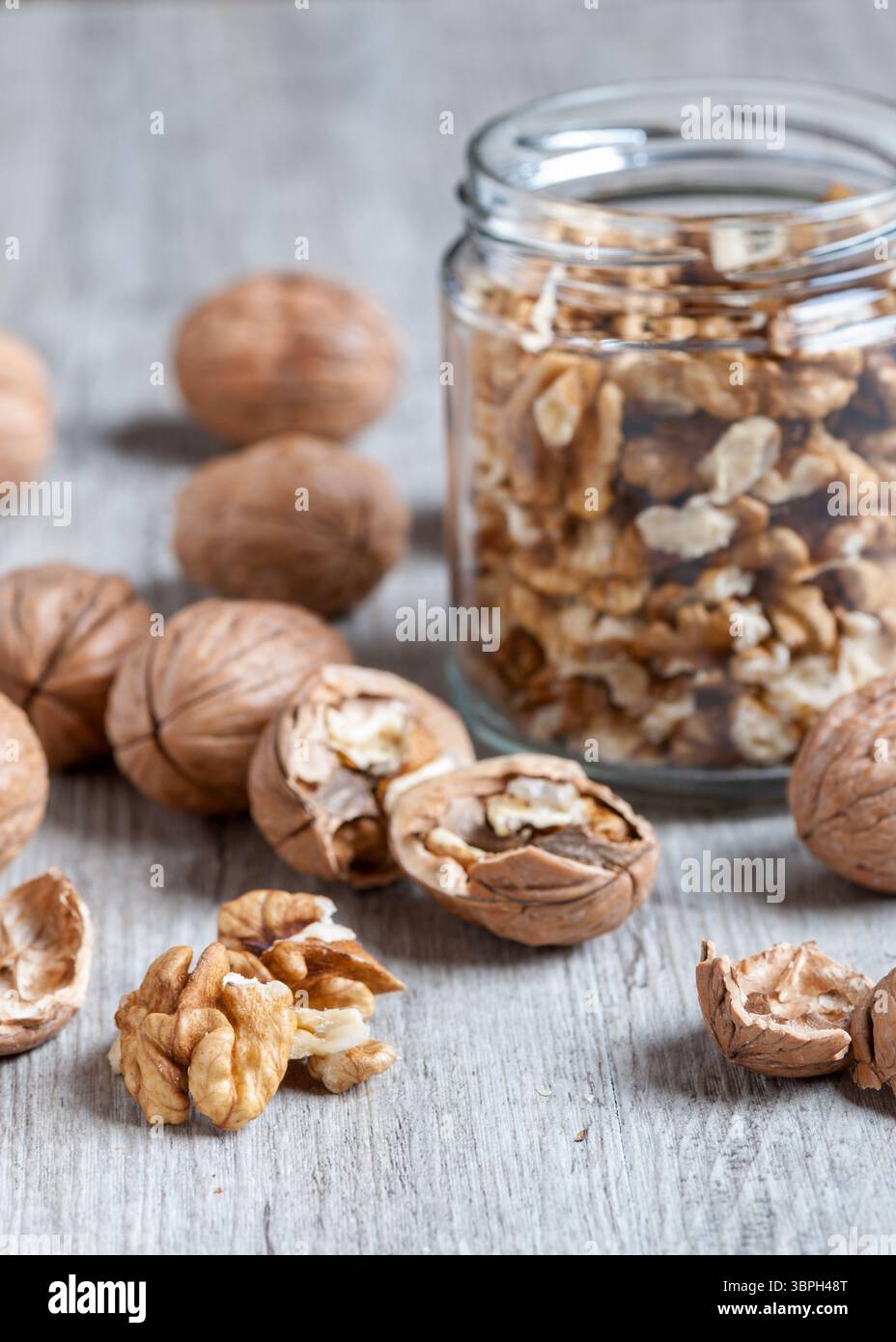 noix avec une coquille cassée sur une table en bois rustique Banque D'Images