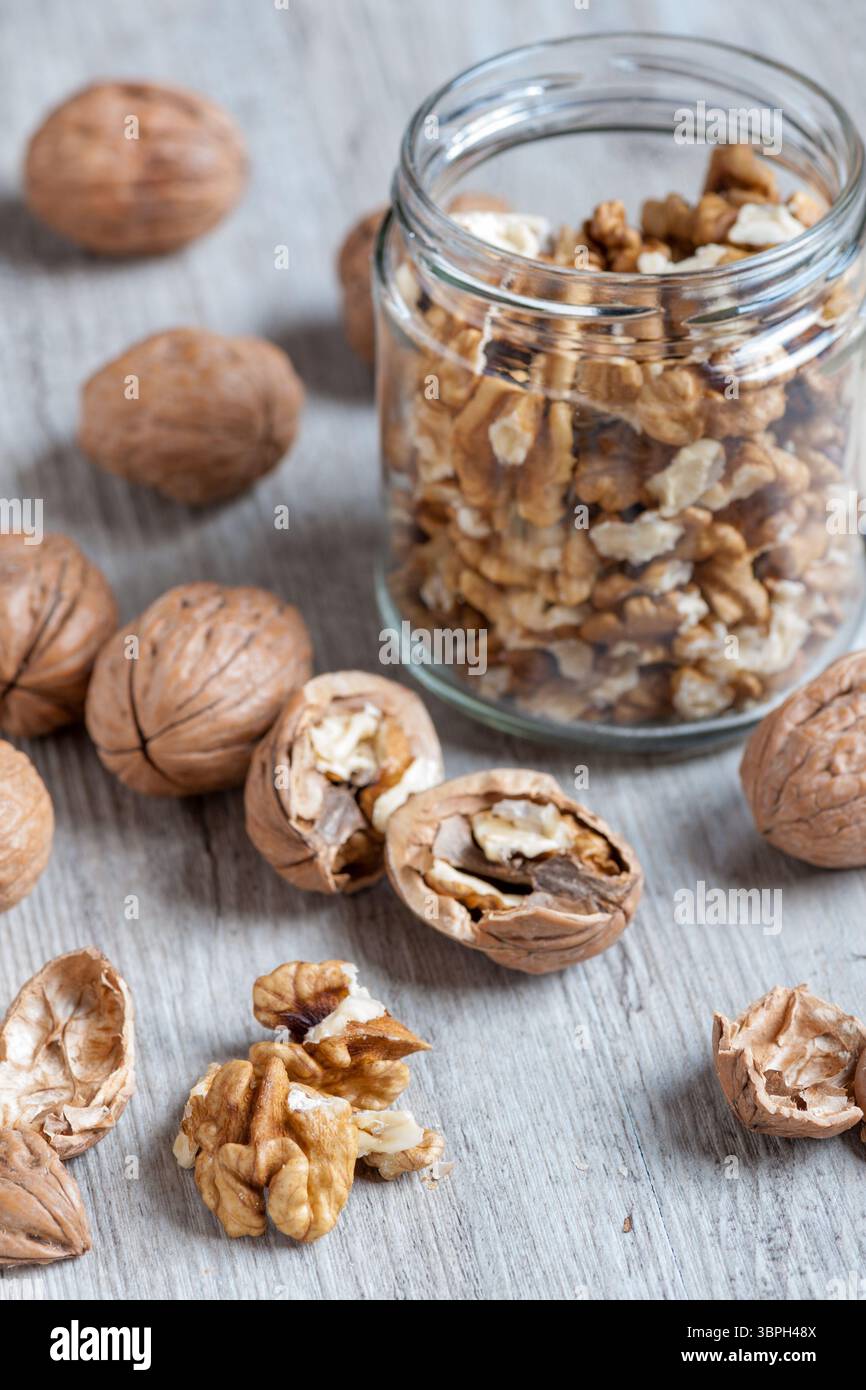 noix avec une coquille cassée sur une table en bois rustique Banque D'Images