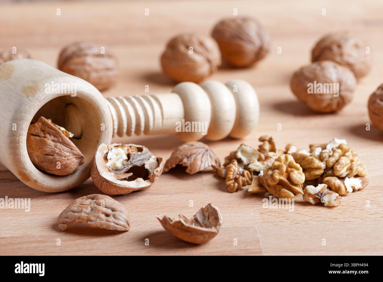 noix avec une coquille cassée sur une table en bois rustique Banque D'Images
