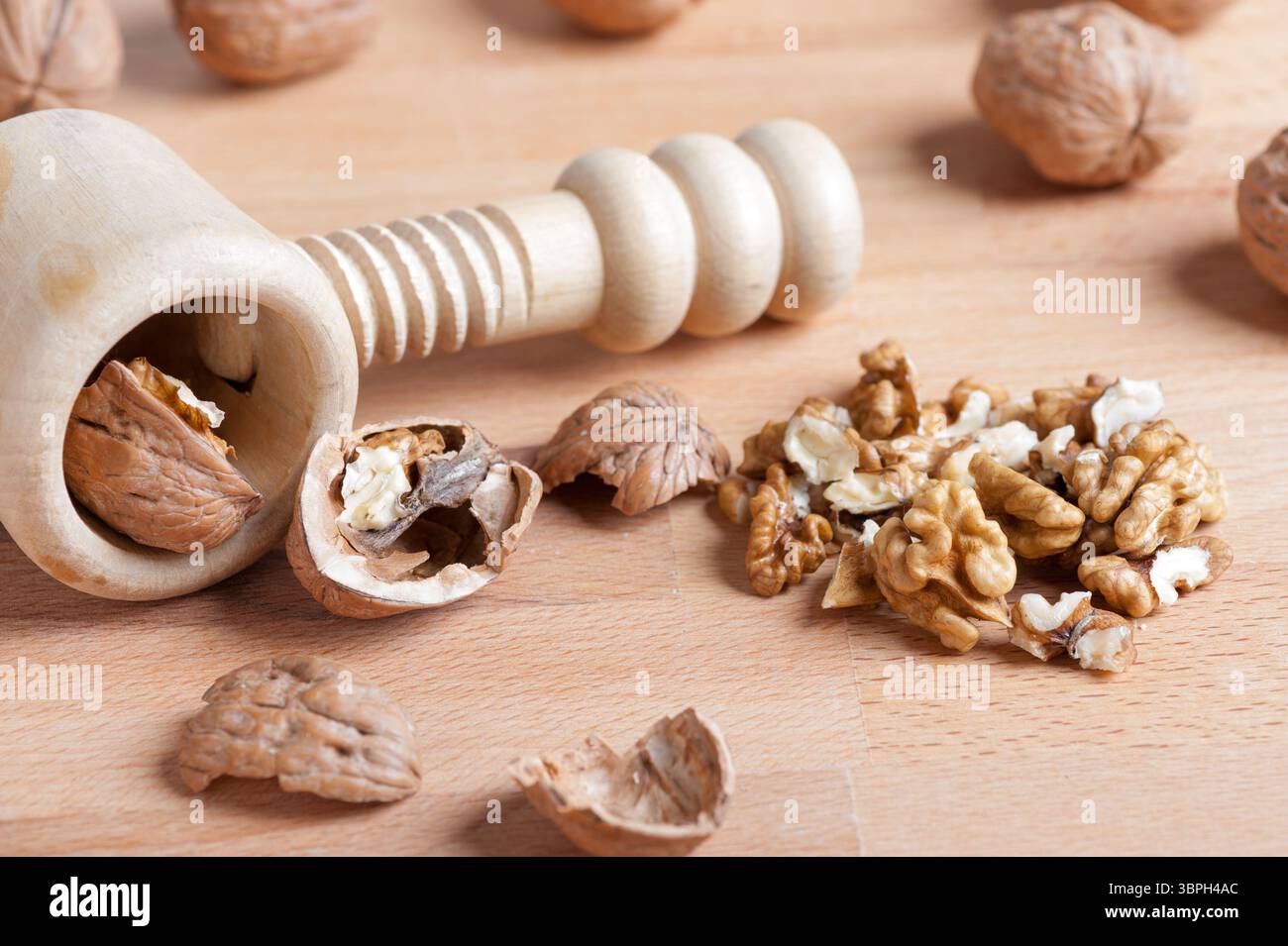 noix avec une coquille cassée sur une table en bois rustique Banque D'Images