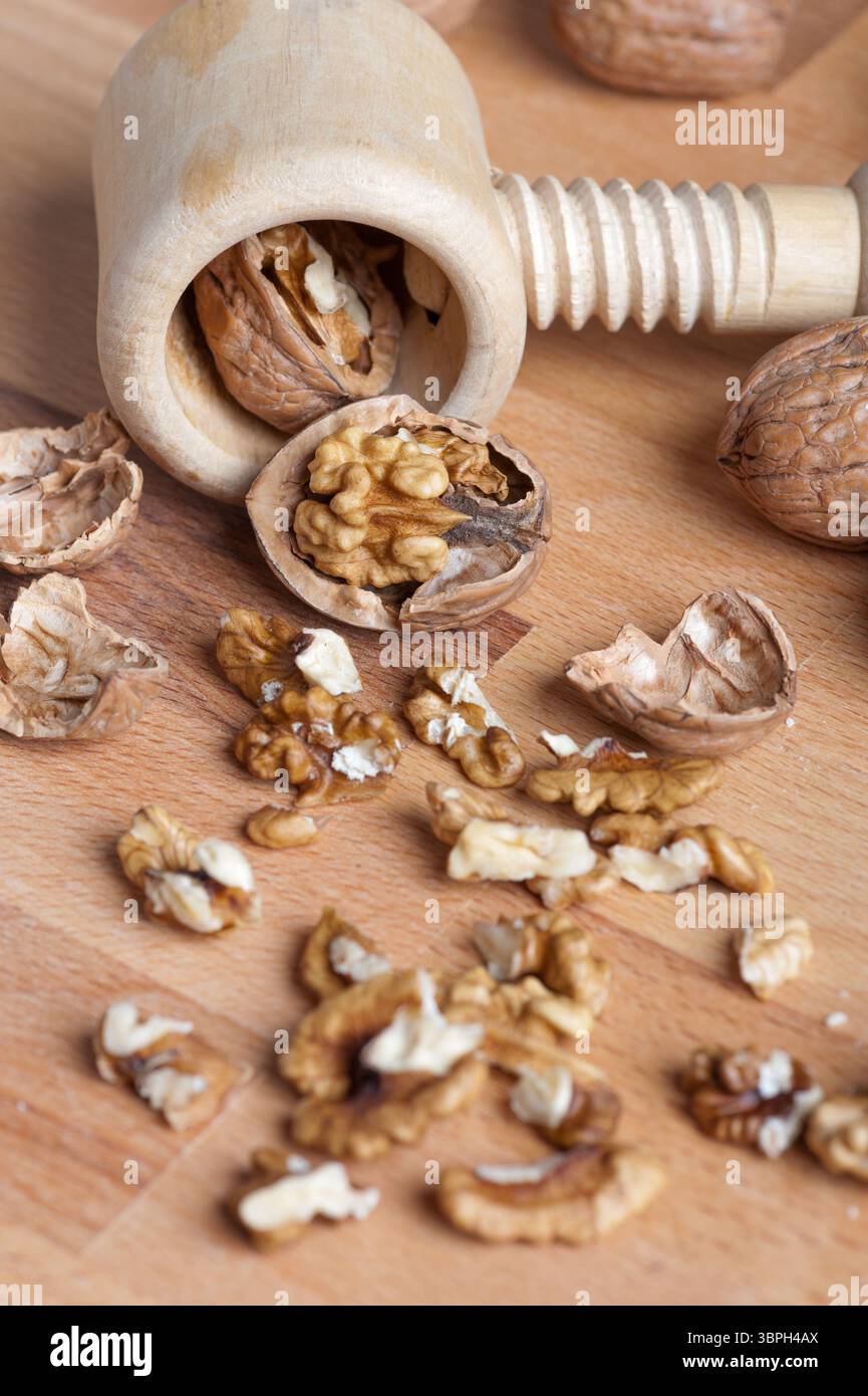 noix avec une coquille cassée sur une table en bois rustique Banque D'Images