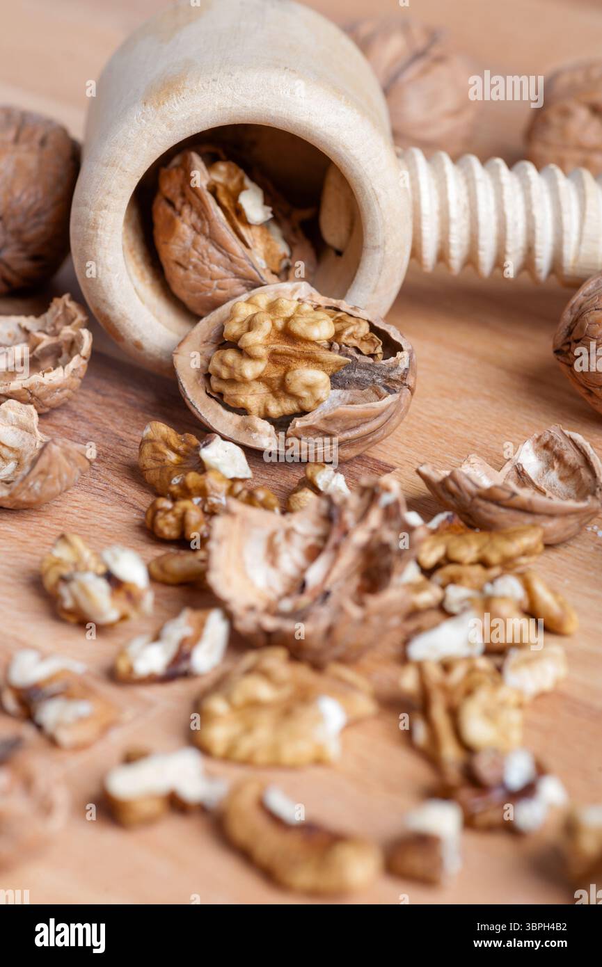 noix avec une coquille cassée sur une table en bois rustique Banque D'Images