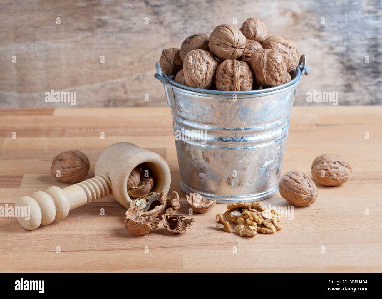 noix avec une coquille cassée sur une table en bois rustique Banque D'Images