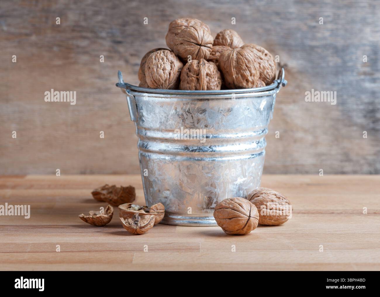 avec des écrous de coquille cassés sur la table en bois Banque D'Images