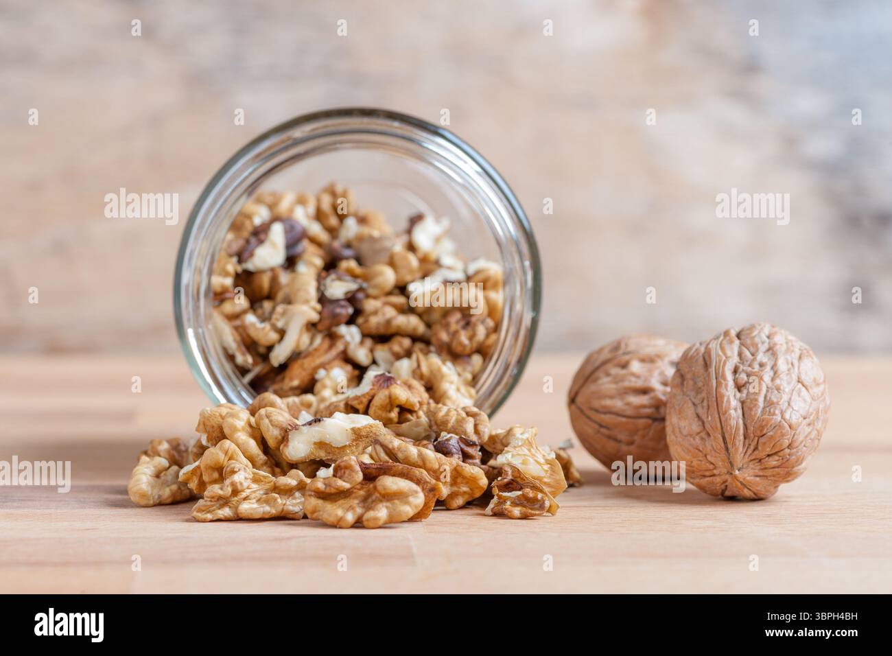 avec des écrous de coquille cassés sur la table en bois Banque D'Images