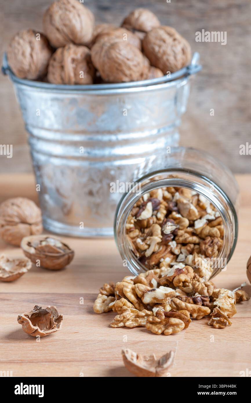 avec des écrous de coquille cassés sur la table en bois Banque D'Images
