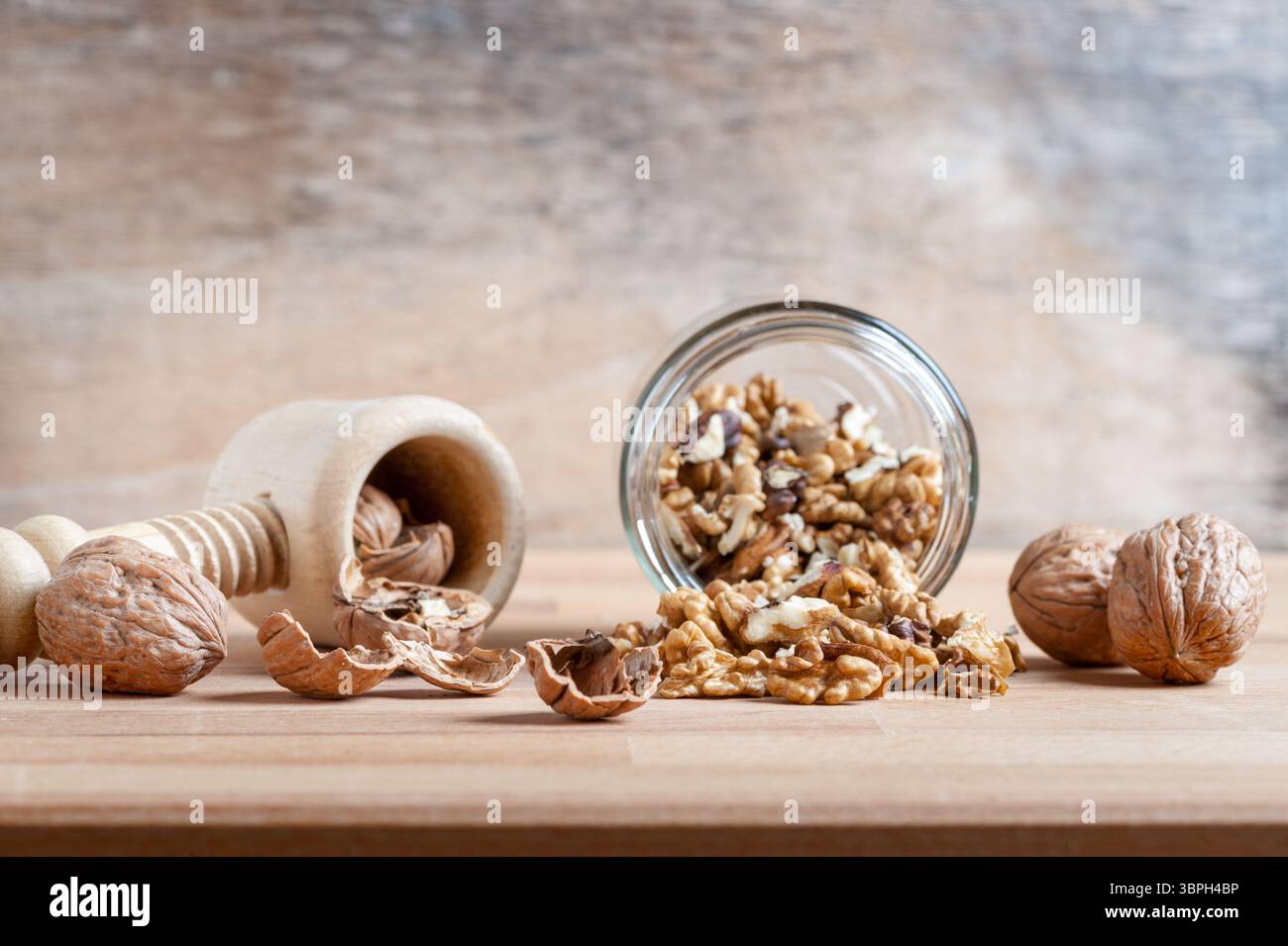 avec des écrous de coquille cassés sur la table en bois Banque D'Images