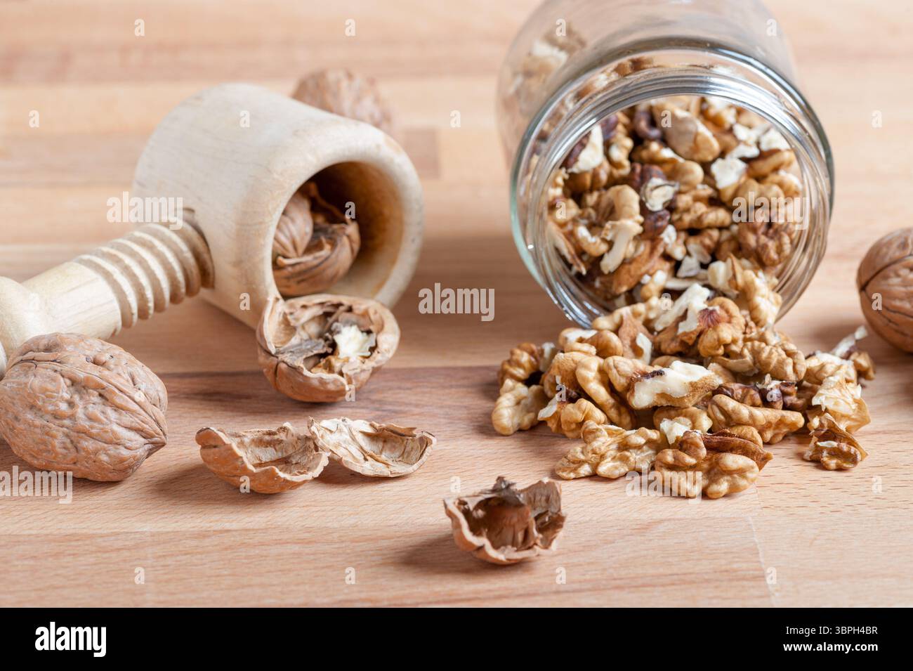 avec des écrous de coquille cassés sur la table en bois Banque D'Images