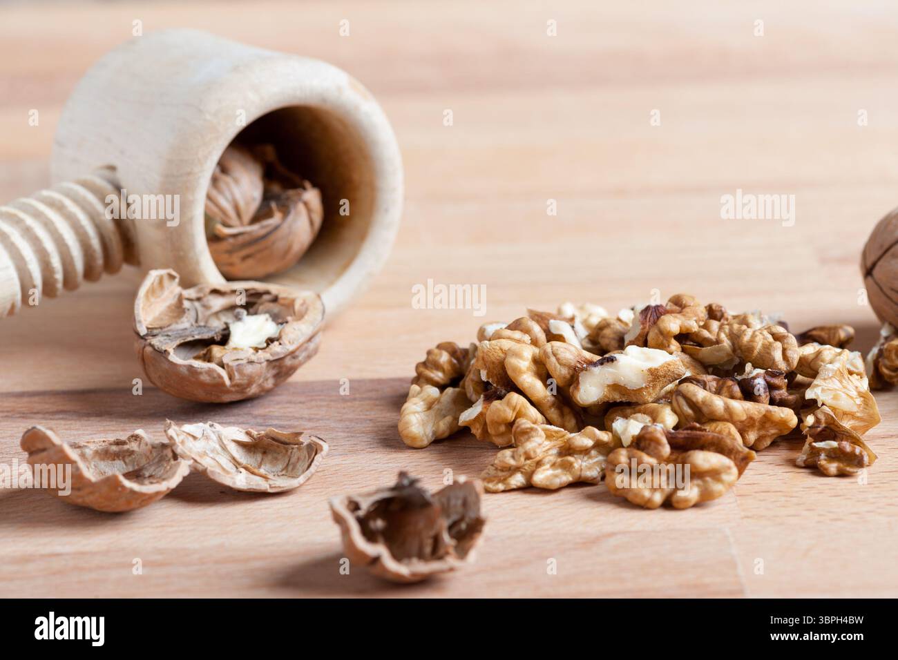 noix avec une coquille cassée sur une table en bois rustique Banque D'Images
