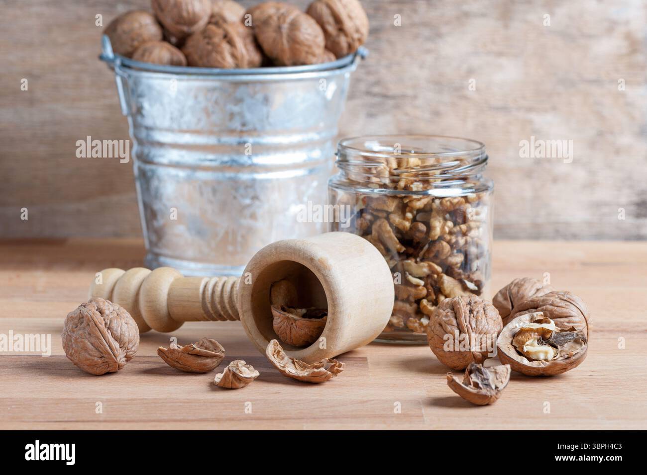 noix avec une coquille cassée sur une table en bois rustique Banque D'Images