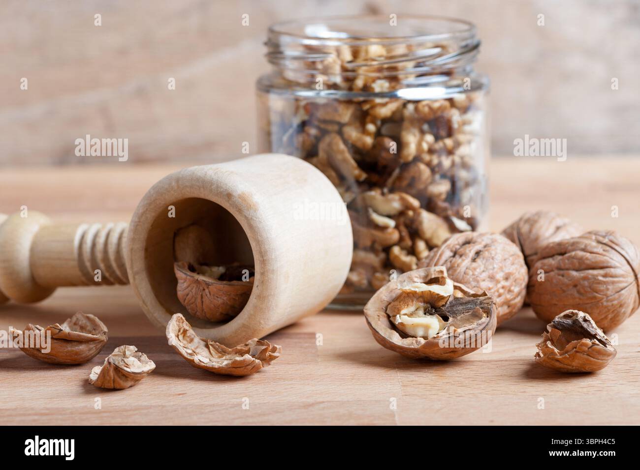 noix avec une coquille cassée sur une table en bois rustique Banque D'Images