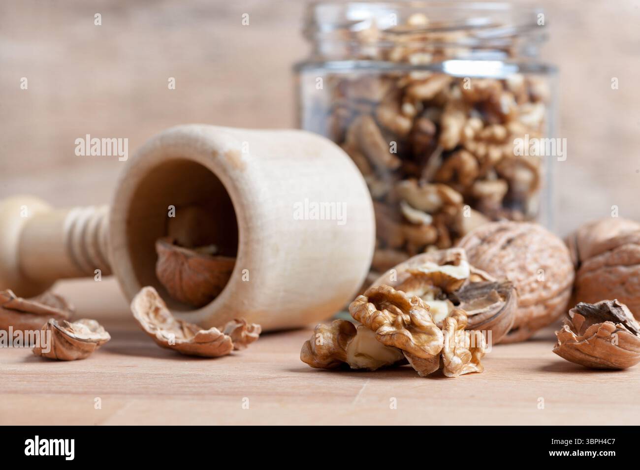 noix avec une coquille cassée sur une table en bois rustique Banque D'Images