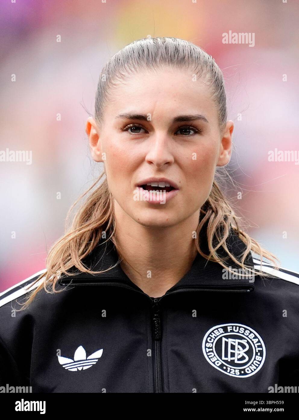 La marque allemande Jule avant le match du groupe C féminin de l'UEFA à l'Euro 2025 au sein du Jakob-Park à Bâle, en Suisse. Date de la photo : mardi 8 juillet 2025. Banque D'Images