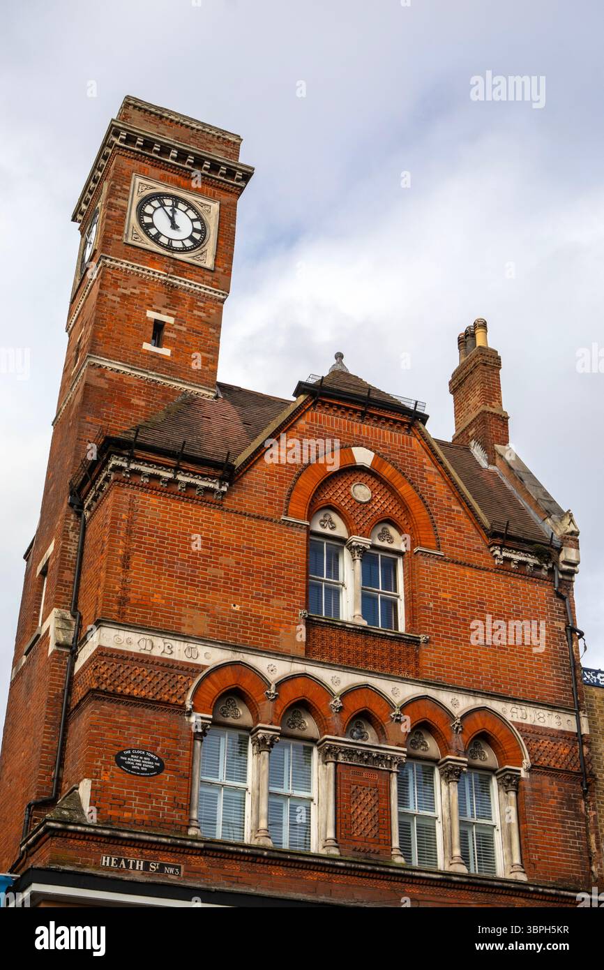 The Clock Tower, situé sur Heath Street à Hampstead, Londres, Royaume-Uni. Le bâtiment abritait la caserne de pompiers locale jusqu'en 1915. Banque D'Images