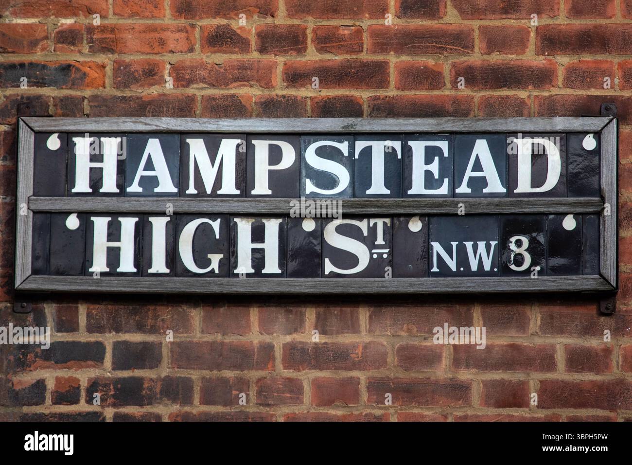 Gros plan d'un panneau de rue à Hampstead High Street à Londres, Royaume-Uni. Banque D'Images