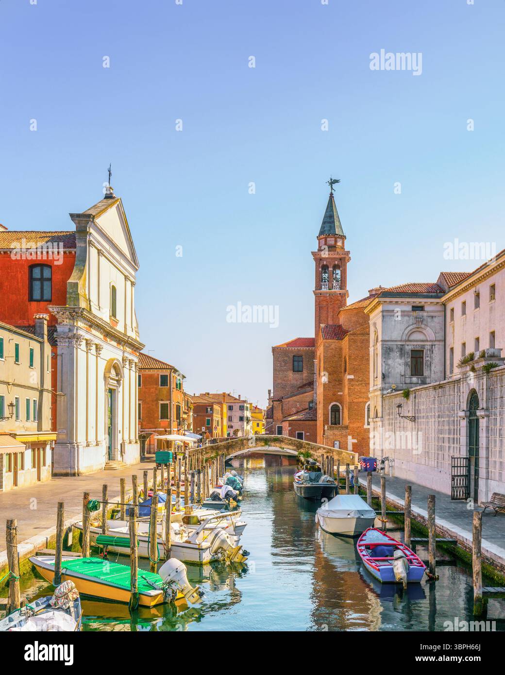 Chioggia ville dans la lagune vénitienne, canal, église et bateaux. Province de Venise, région de Vénétie, Italie, Europe Banque D'Images