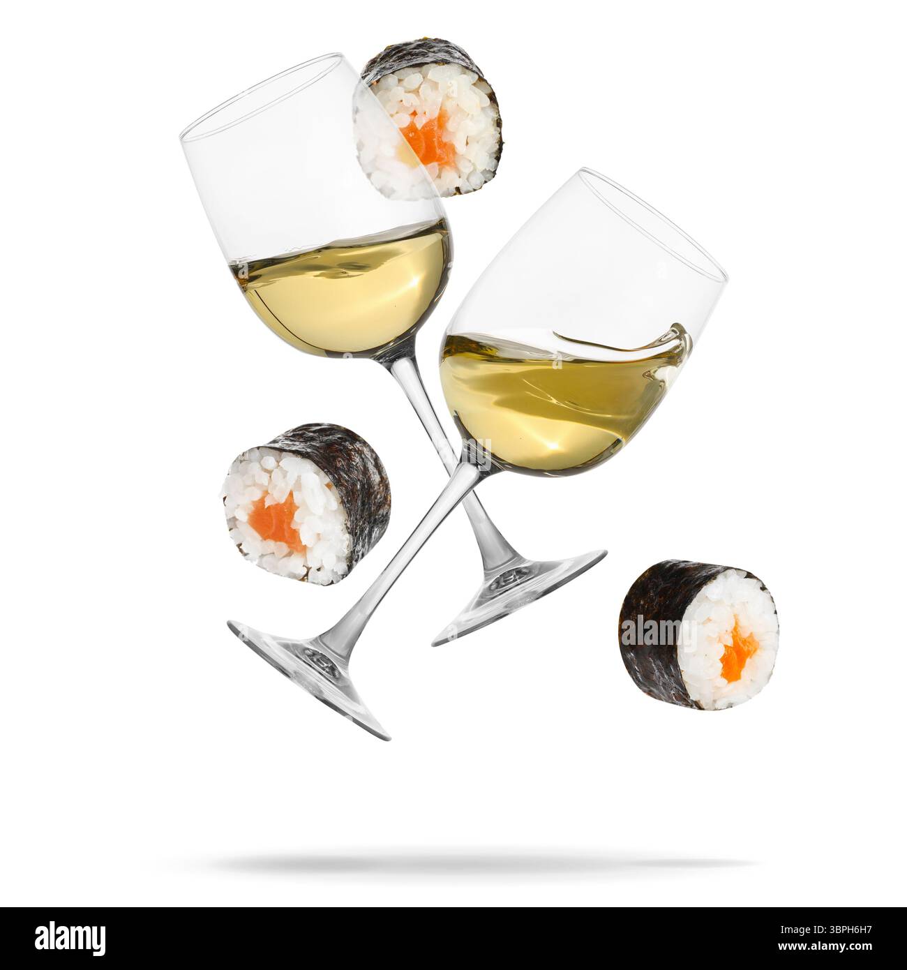 Vin dans des verres et rouleaux de sushi tombant sur fond blanc Banque D'Images