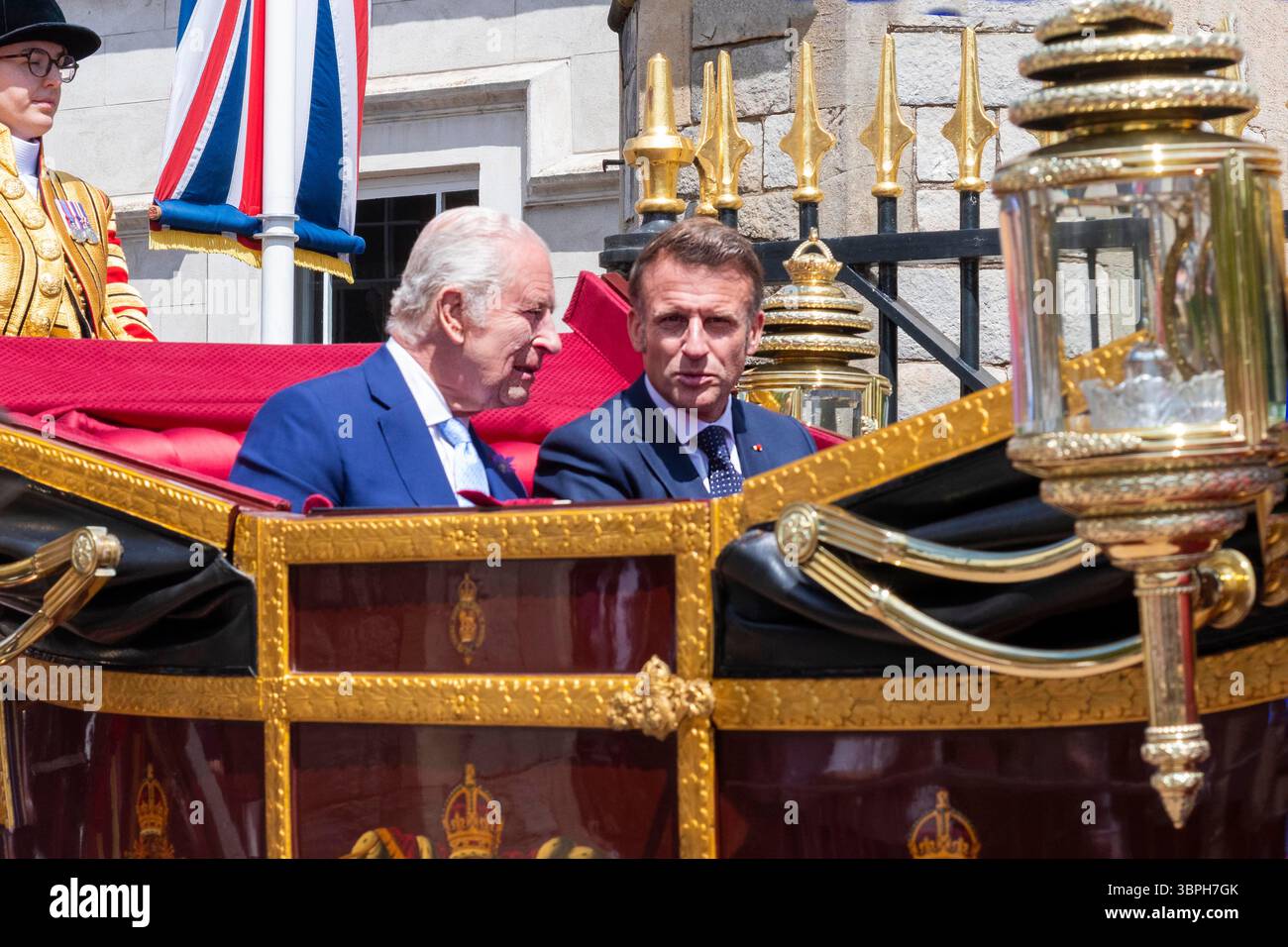 Visite d'Etat française, Windsor ,Berkshire. Royaume-Uni 8 juillet le roi Charles et 'Emmanuel Macron, le président de la France. 'Emmanuel Macron, le président de la France, et son épouse Brigitte ont été accueillis par le roi Charles lors d'une visite d'État aujourd'hui. Il a été accueilli par un défilé autour de Windsor dans des calèches à toit ouvert des Royal Mews avant d'entrer aux portes du château de Windsor pour d'autres fonctions et discussions avec le roi pendant leur séjour au château.' Crédit Gary Blake /Alamy Live news Banque D'Images