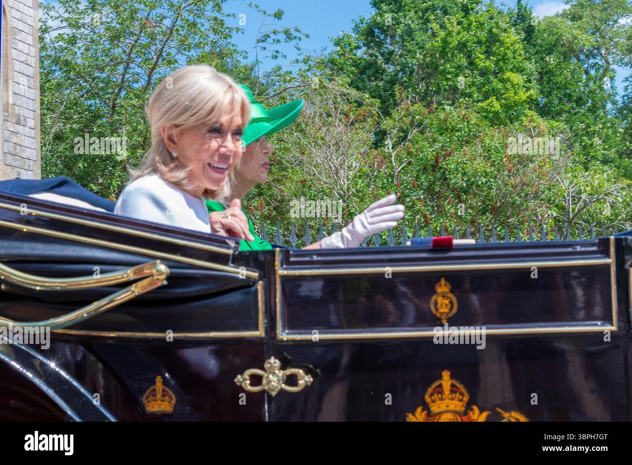 Visite d'Etat française, Windsor ,Berkshire. Royaume-Uni 8 juillet Brigitte Macron Nearside et la reine Camilla agitant devant la foule avant d'entrer dans l'entrée de Cambridge Gate du château de Windsor 'Emmanuel Macron, le président de la France, et son épouse Brigitte a été accueilli par le roi Charles lors d'une visite d'État aujourd'hui il a été accueilli avec un défilé autour de Windsor dans des calèches à toit ouvert des Royal Mews avant d'entrer aux portes du château de Windsor pour d'autres fonctions et discussions avec le roi pendant leur séjour au château.' Crédit Gary Blake /Alamy Live news Banque D'Images