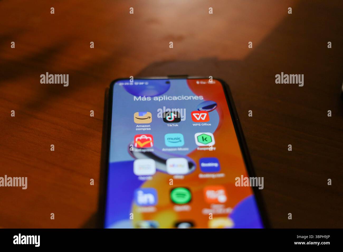 Carabanchel, Espagne, 8 juillet 2025 : un téléphone mobile avec l'application TikTok pendant un projet de développement TikTok car il fonctionne sur une version spécifique aux États-Unis de son application avant sa vente éventuelle, selon l'information, le 8 juillet 2025, à Carabanchel, en Espagne. Crédit : Alberto Brevers / Alamy Live News. Banque D'Images