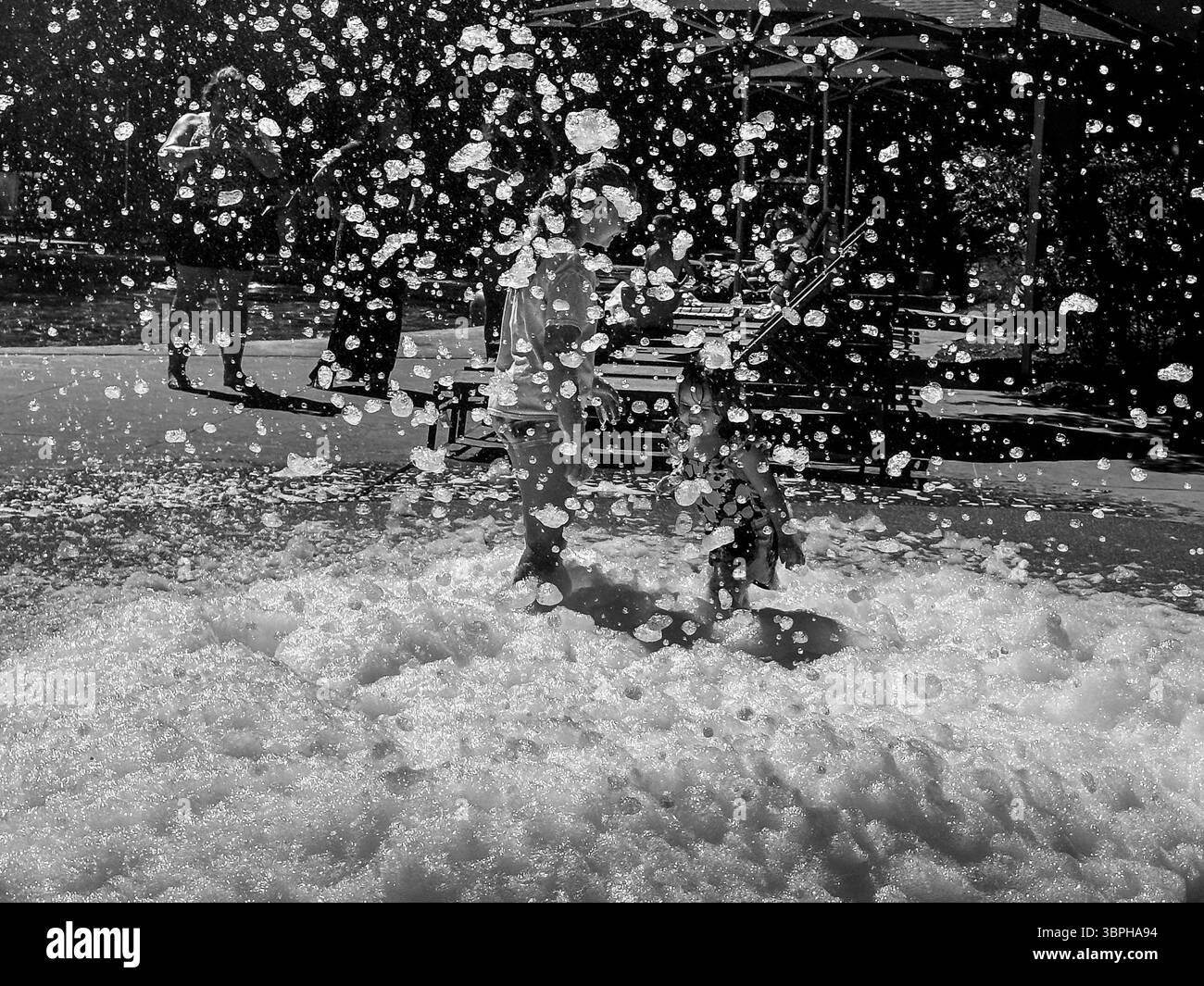 Houston, Texas - 13 octobre 2023 : les clients profitent de la piscine au Woodlands Resort dans le nord de Houston Banque D'Images