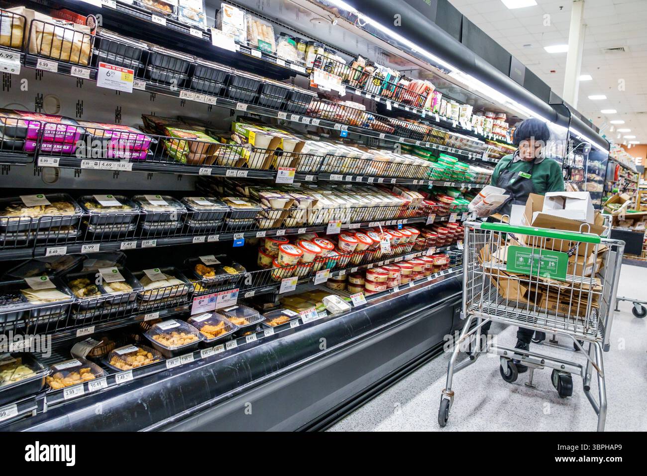 Surfside Florida Miami, supermarché d'épicerie Publix, intérieur, shopping alimentaire, vente d'affichage d'allée, allée réfrigérée d'aliments préparés, Black Afric Banque D'Images