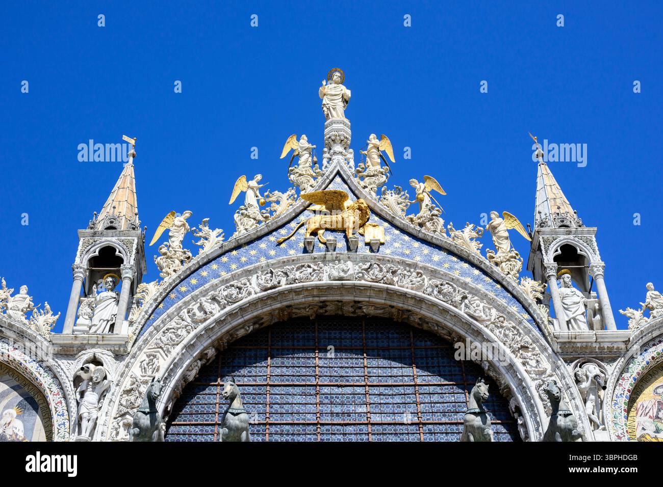 Venise, Italie, 8 juillet 2025. Sculptures ornementales devant la basilique St.Mark de Venise. Crédit : Enrique Shore/Alamy Stock photo Banque D'Images