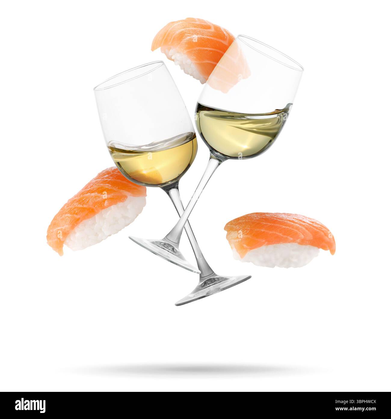 Vin dans des verres et nigiri sushi tombant sur fond blanc Banque D'Images