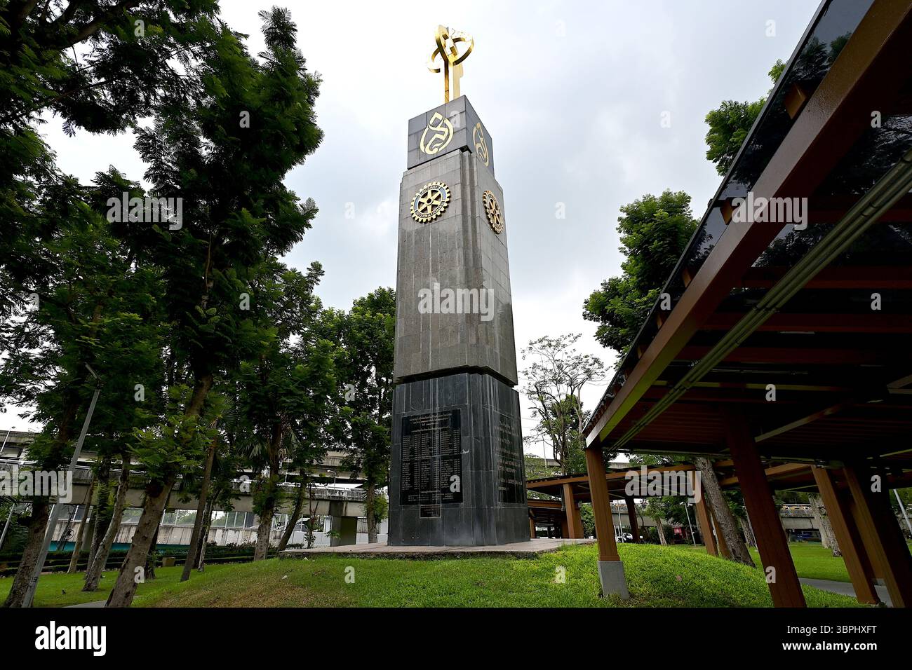 Le Rotary Monument au Somdet ya Park, Chatuchak, dans le nord de Bangkok, avec le Rotary 'four-way test' en anglais Banque D'Images