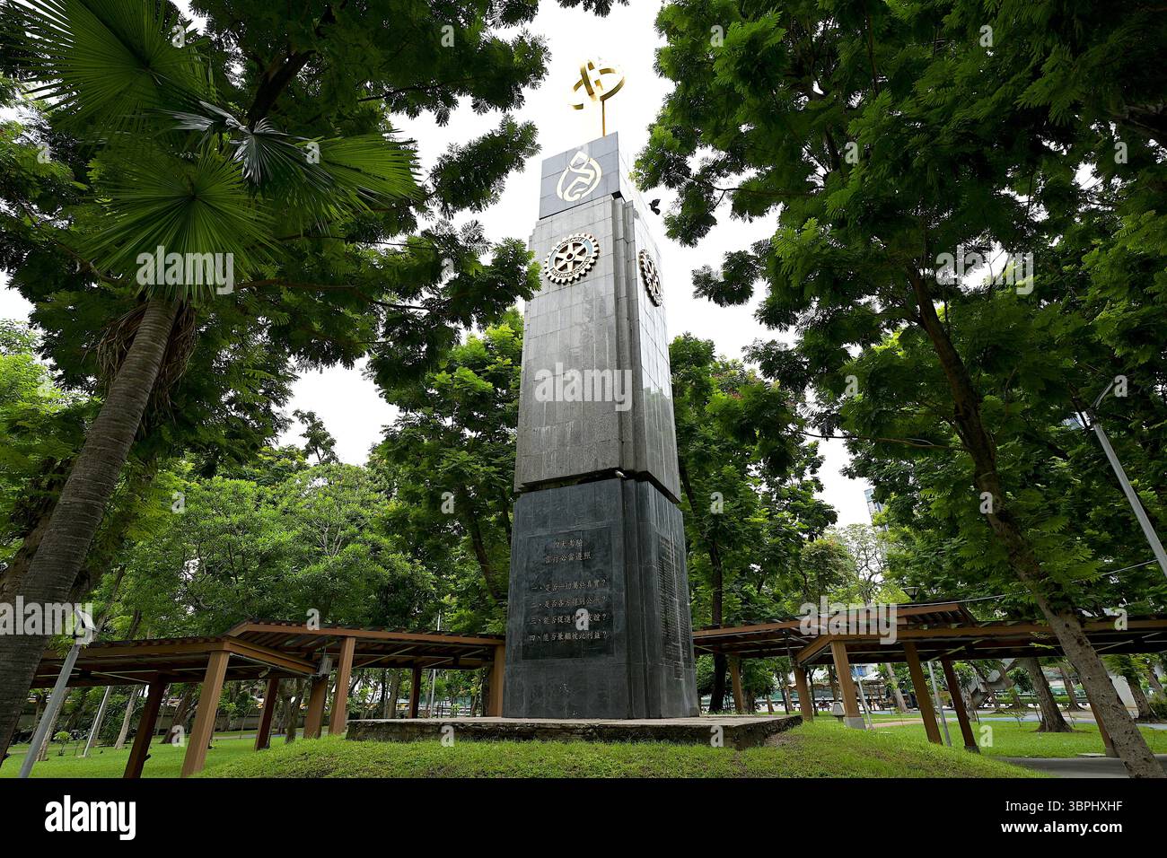 Le Rotary 'four-Way test' écrit en chinois traditionnel sur le Rotary Monument au Somdet ya Park à Chatuchak, Bangkok Banque D'Images