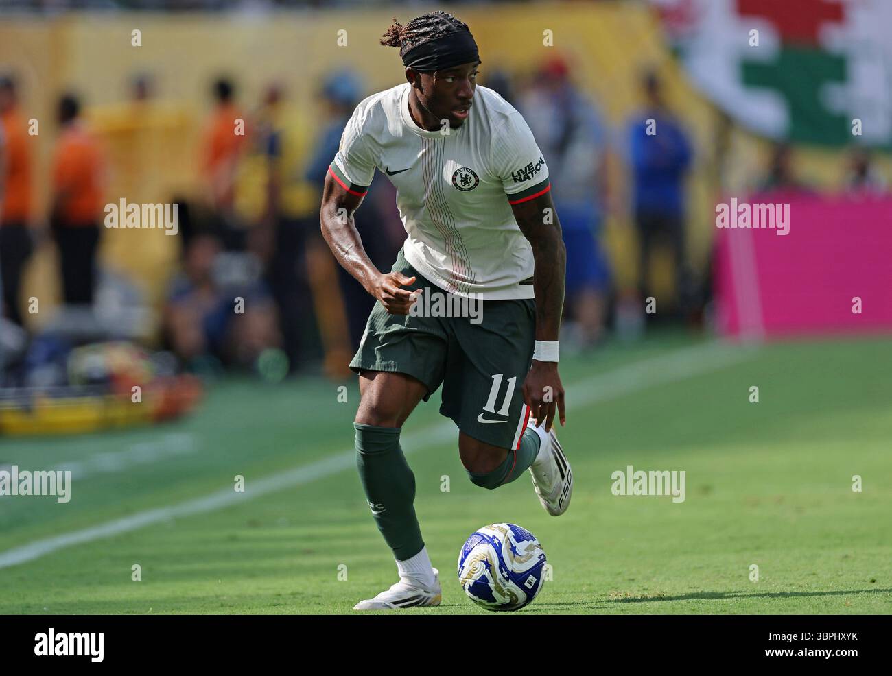 8 juillet 2025 : East Ritherford, NJ, USA ; Noni Madueke du Chelsea FC, court avec le ballon pendant le match entre Fluminense et Chelsea FC, en demi-finale de la Coupe du monde des clubs FIFA 2025, au MetLife Stadium Banque D'Images