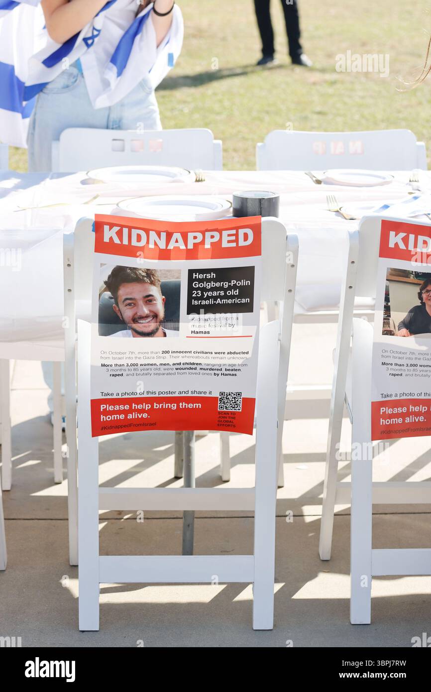 Une table vide de Shabbat pour les otages enlevés par le Hamas et détenus à Gaza a été installée à UCLA Wilson Plaza à Los Angeles, Calif, le 7 novembre 2023. Banque D'Images