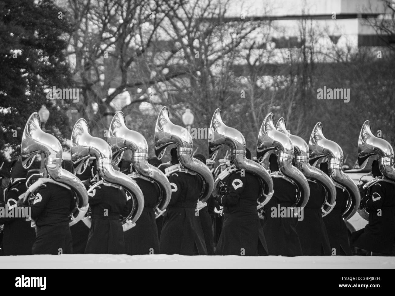 Un groupe militaire joue alors que le cercueil de l'ancien président Jimmy carter arrive au Capitole. Carter sera en état dans la Rotonde du 7 janvier 2025 au 9 janvier. Banque D'Images