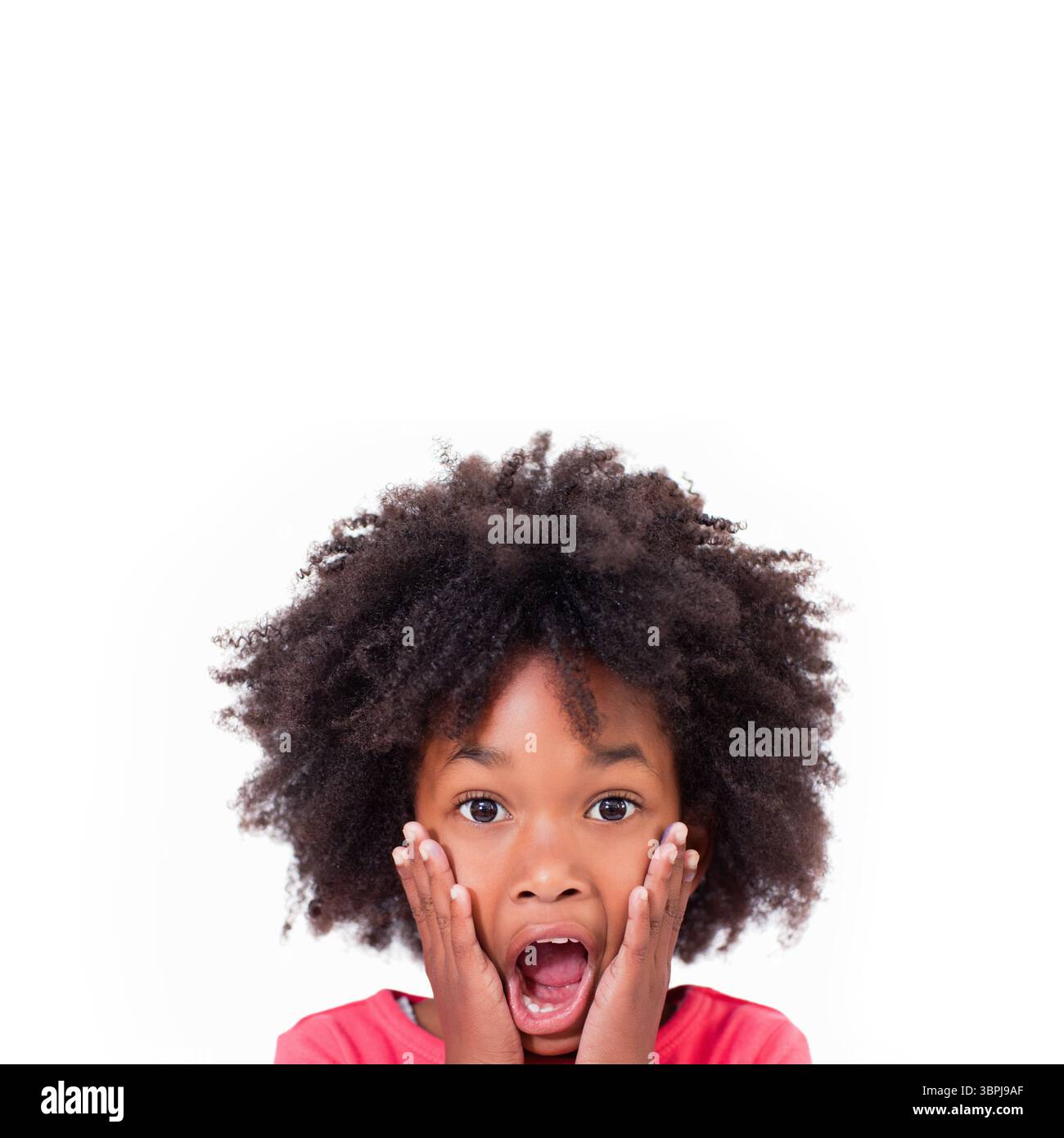 Enfant surpris appuie les mains contre les joues dans un studio blanc, design plat montrant une chemise rouge Banque D'Images