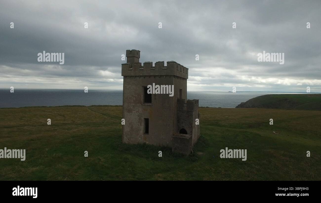 Structure construite sur la colline contre le ciel Banque D'Images